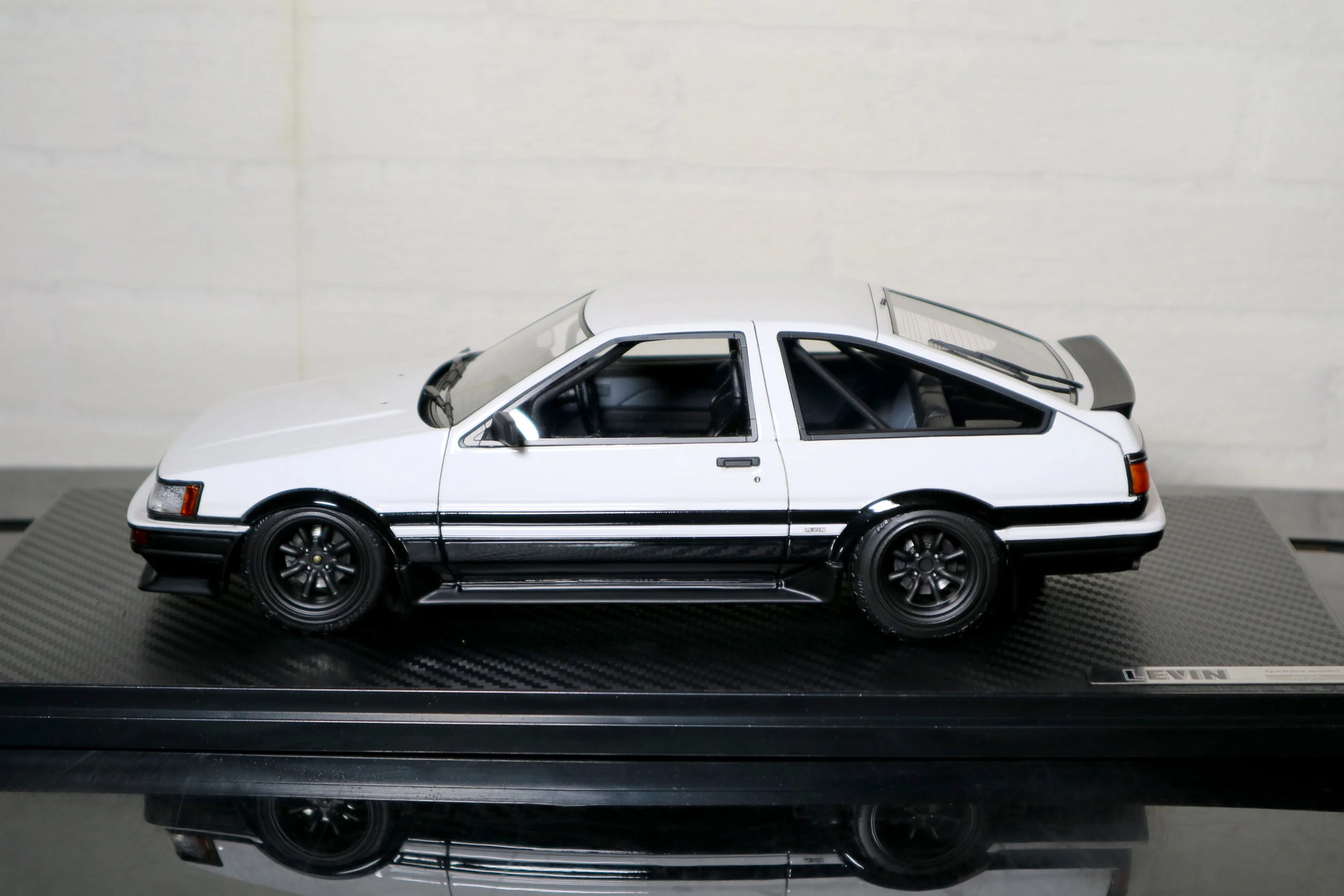 Ignition Model - 1/18 Toyota Corolla Levin (AE86) White spec-II
